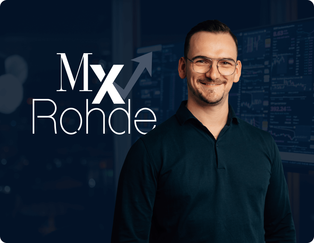 Stock market coach Maxime Rohde and his logo in the background